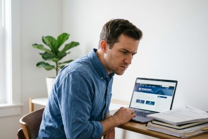Homme concentr&eacute; sur son ordinateur dans un bureau moderne