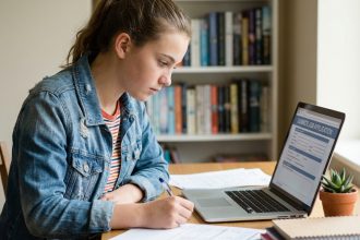 Jeune fille concentrée à son bureau pour un job d'été